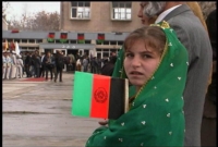 Afghansk jente vifter med flagget