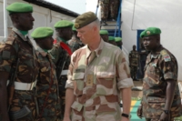 Mood inspiserer soldater fra AU