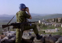Norsk FN soldat observerer ut over Ebel es Saqi i Sør-Libanon i 1978